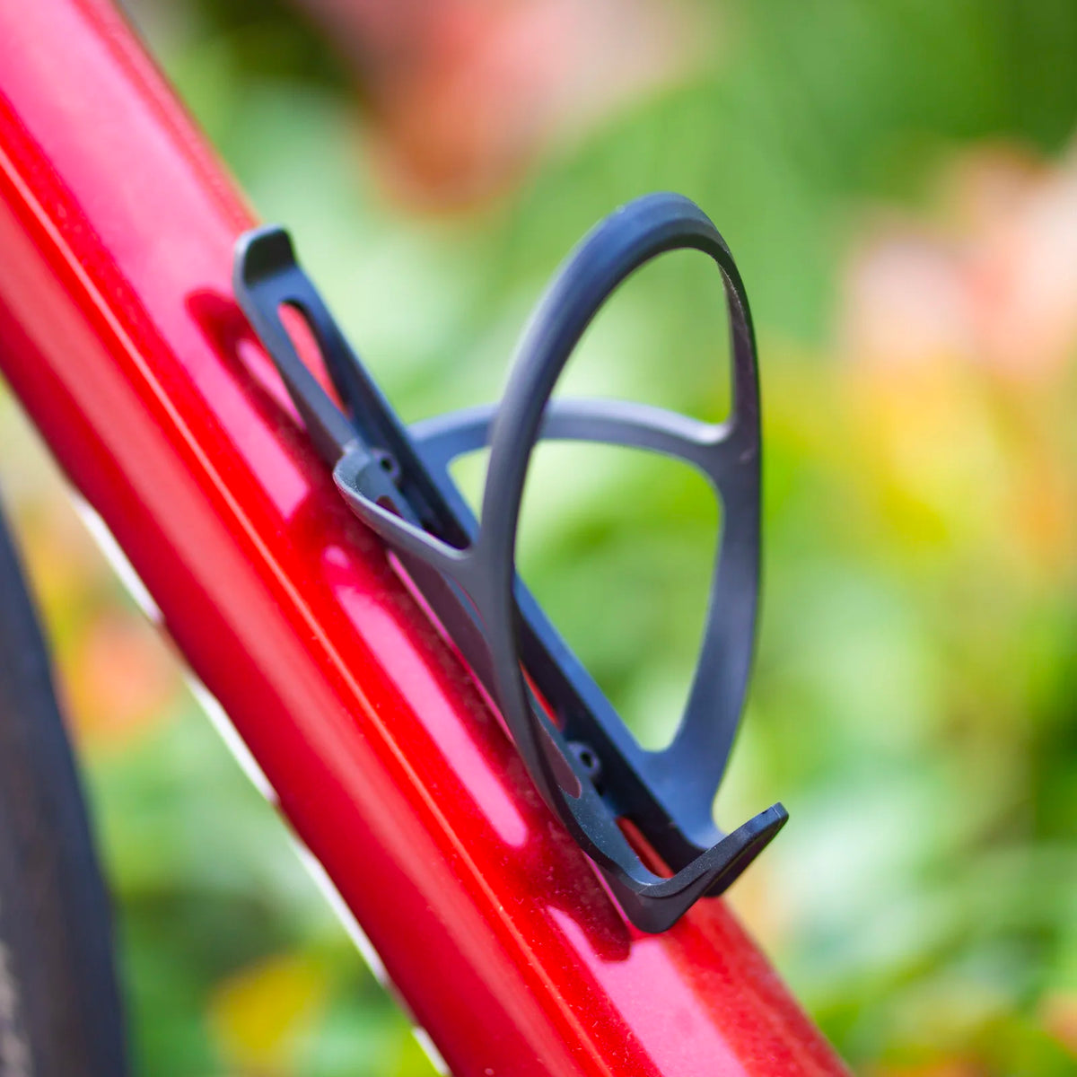 Carry your drink securely with the Vridezone ultralight nylon e-bike bottle cage, designed for 73–75 mm bottles and weighing approximately 19 g.